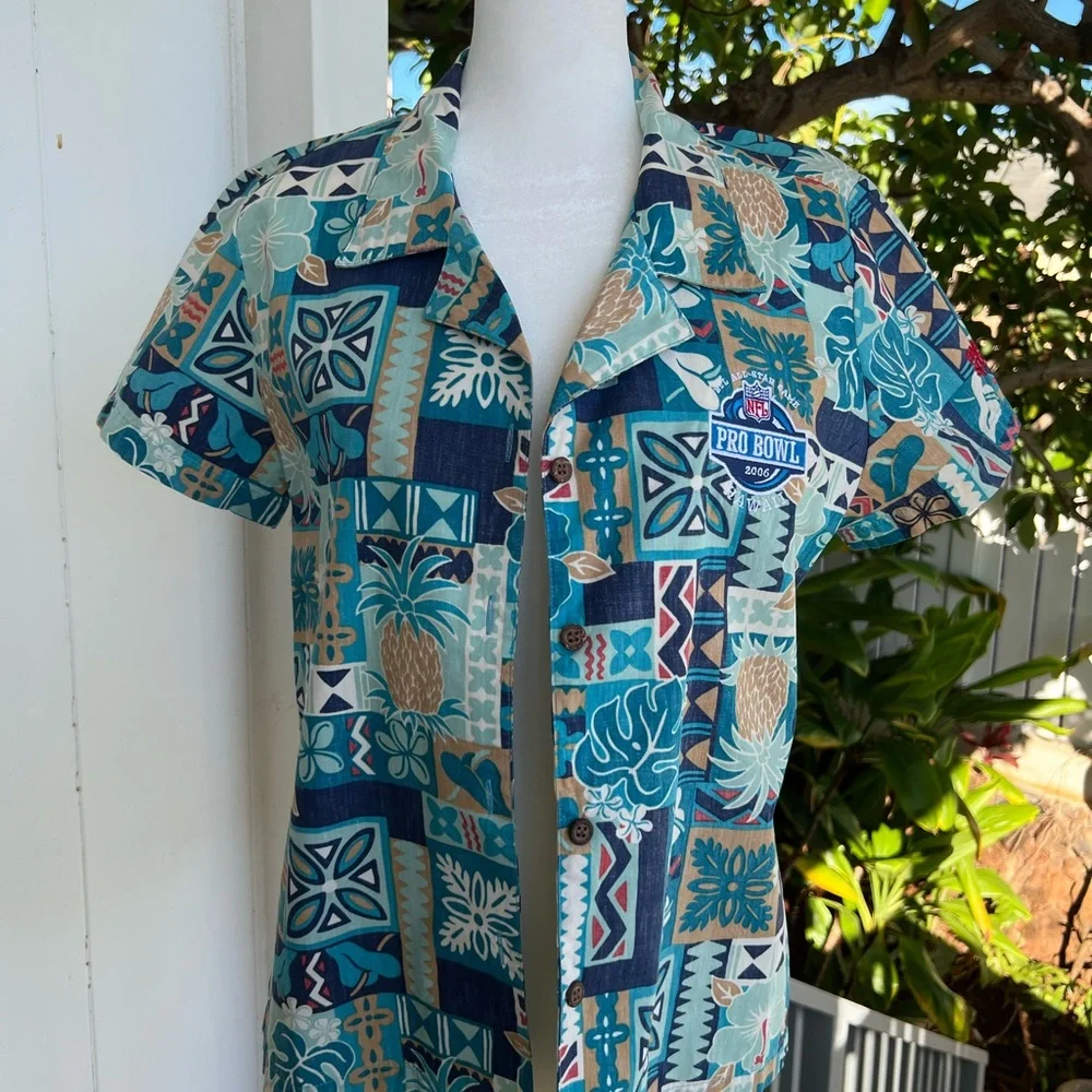 Vintage NFL Pro Bowl Official Woman’s VIP Sponsor Aloha Shirt - Picture 5 of 11
